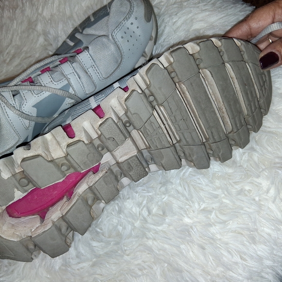 Reebok Gray and Pink Sneakers with Modern Silhouette - Picture 5 of 5
